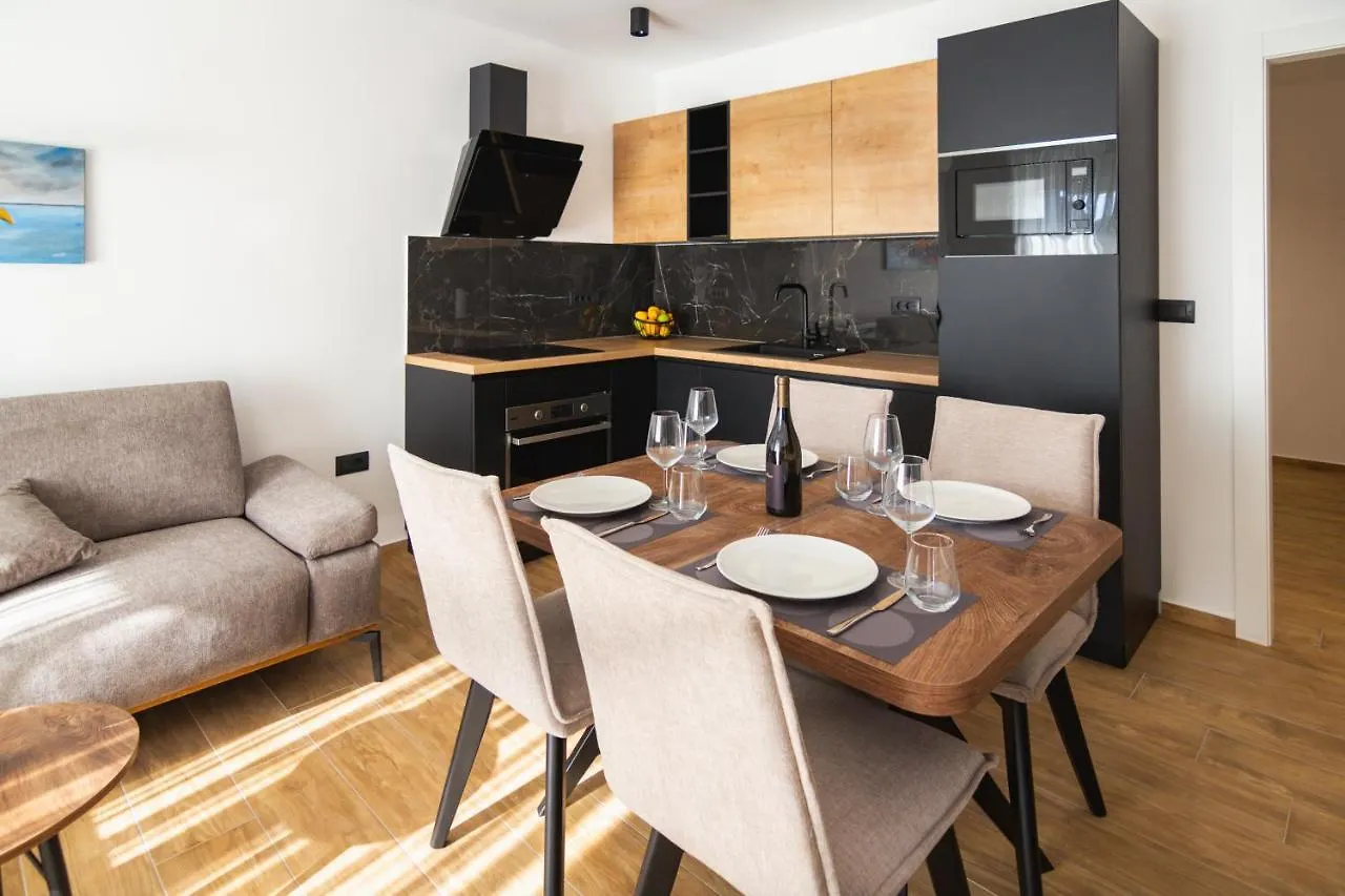 City Life With Free Parking Apartman