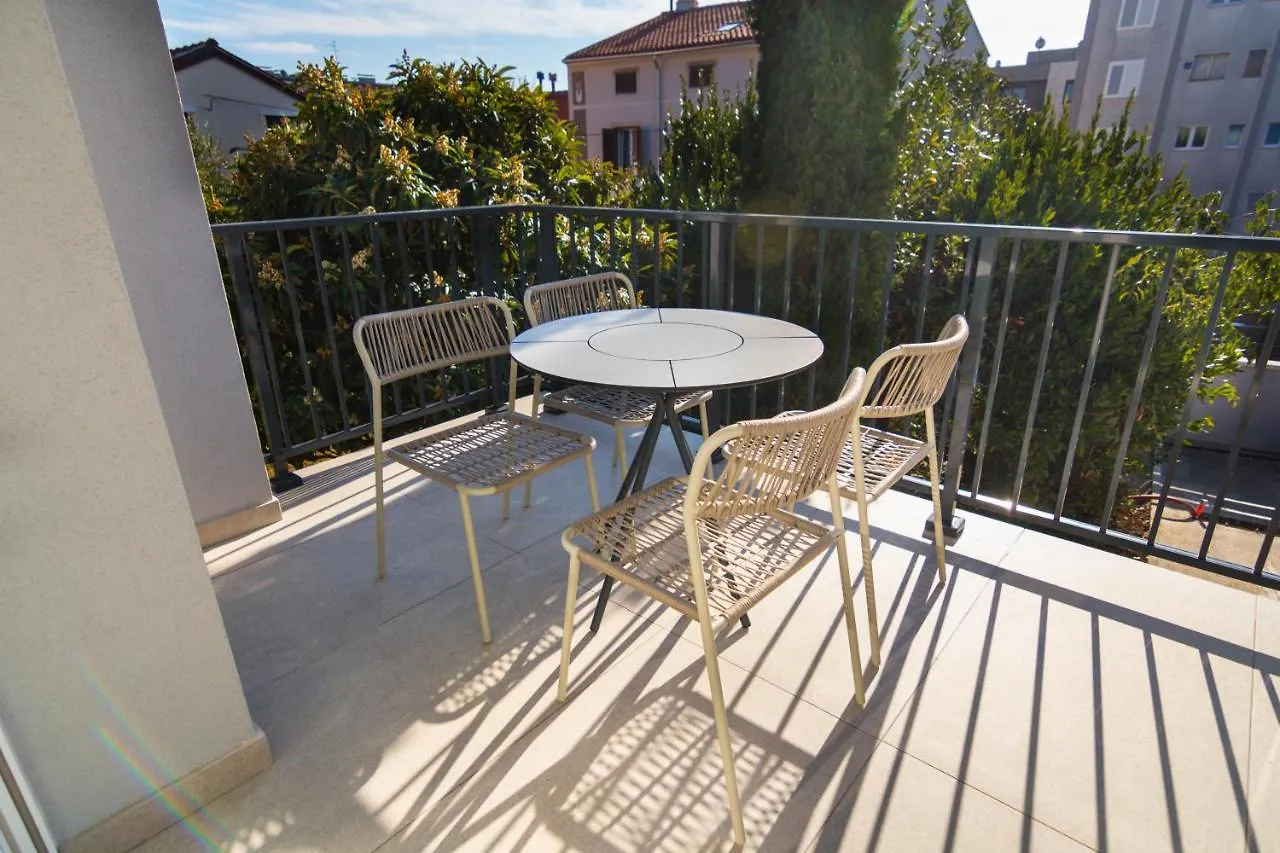 City Life With Free Parking Apartman Pula