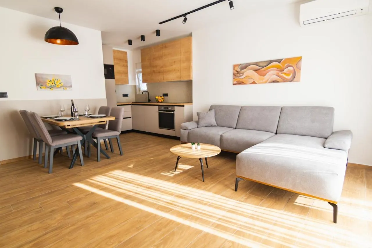 City Life With Free Parking Pula Apartment